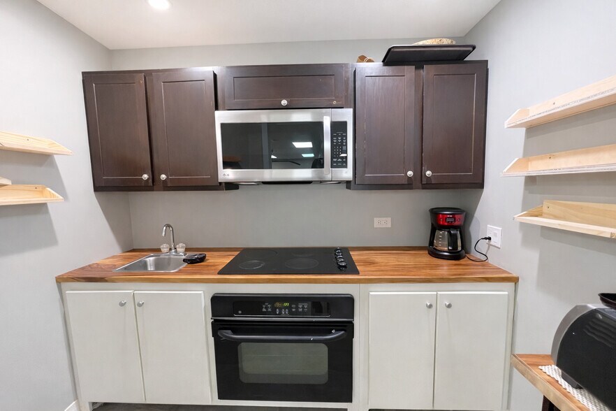 More Photos Of 610-642 Anthony Trl, Northbrook Light Distribution For Sale