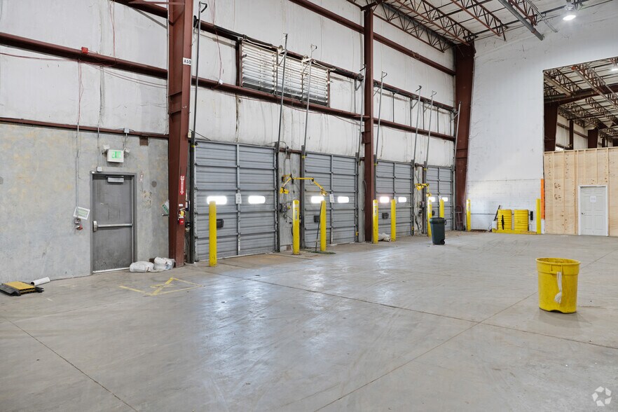 More Photos Of 41 N Industrial Dr, Calera Distribution For Lease