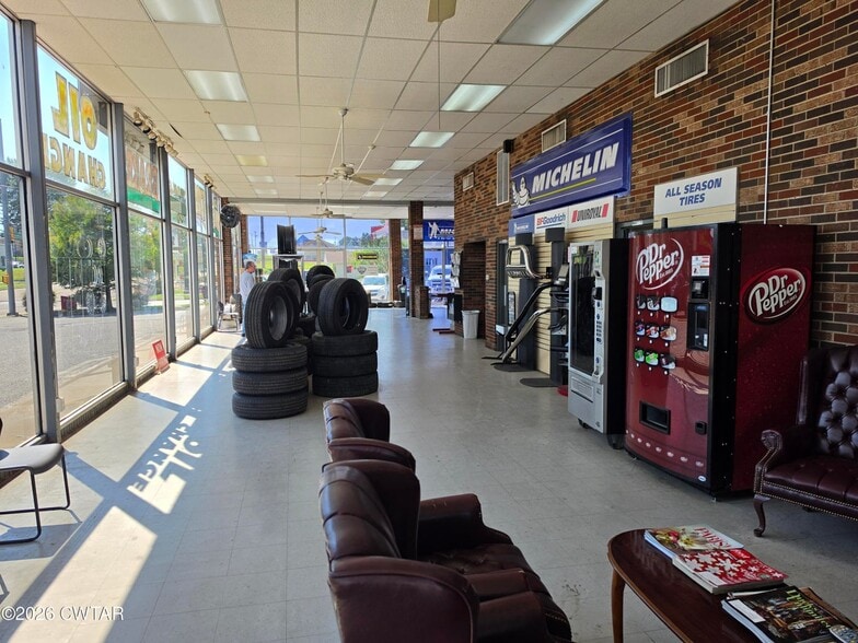 Primary Photo Of 1034 Mineral Wells Ave, Paris General Retail For Sale