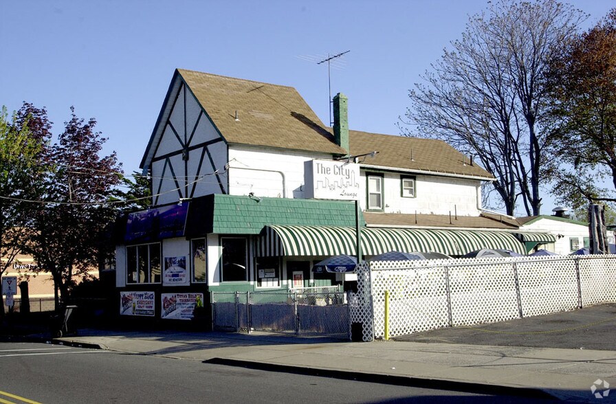 More Photos Of 455 Valley Brook Ave, Lyndhurst Bar For Sale