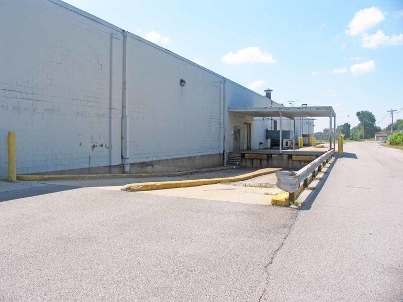 More Photos Of 3655 Nameoki Rd, Granite City Department Store For Lease