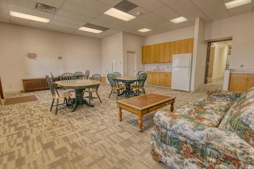 More Photos Of 100 Oak Ave, Eaton Bank For Sale