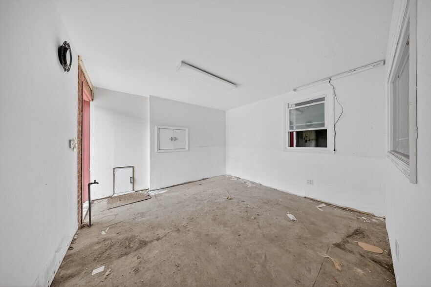 More Photos Of 21512 42nd Ave, Bayside Industrial For Sale