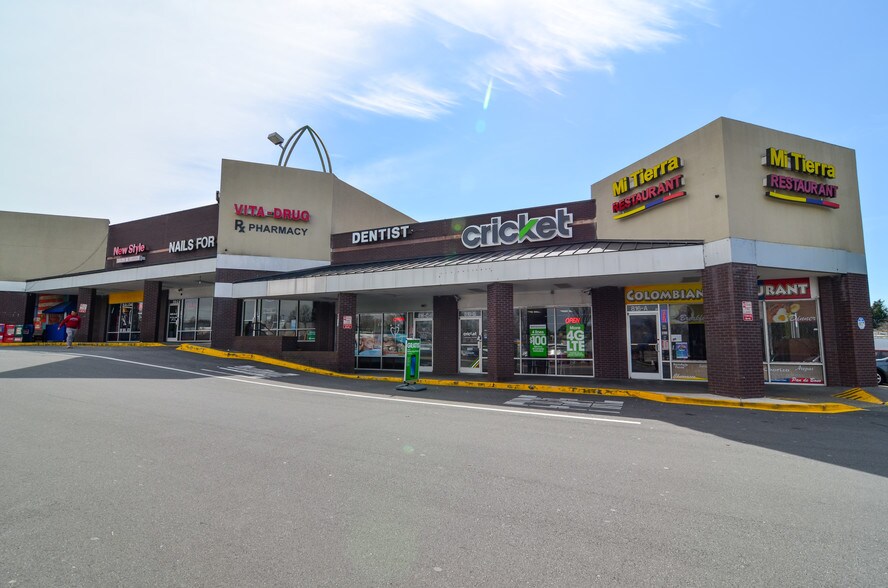 More Photos Of 816-820 E Arrowood Rd, Charlotte General Retail For Lease