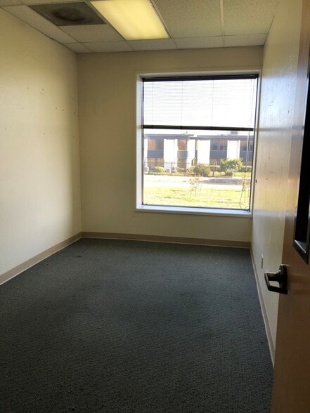 More Photos Of 7717 Edgewater Dr, Oakland Office For Sale