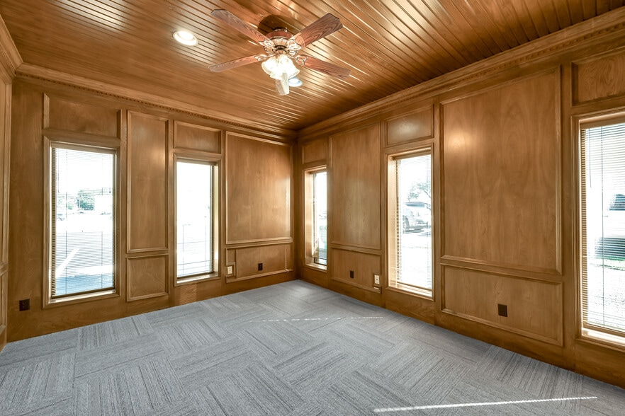 More Photos Of 903 Hillcrest Dr, Conroe Office For Sale