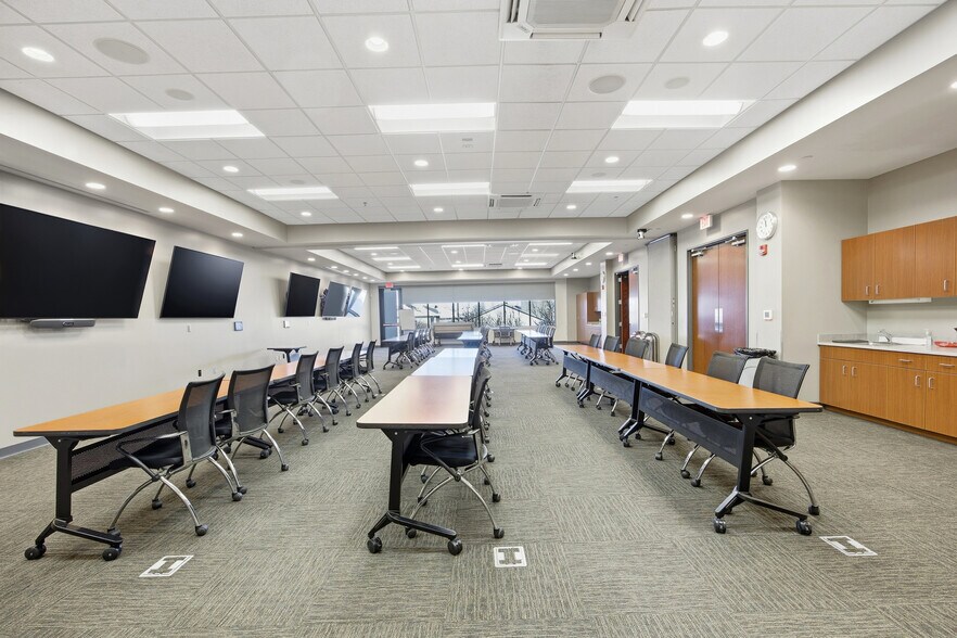 More Photos Of 644 E Beaton Dr, West Fargo Office For Lease