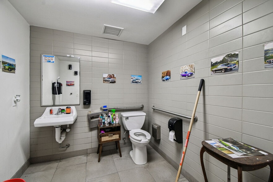 More Photos Of 4811 W Sligh Ave, Tampa Warehouse For Sale