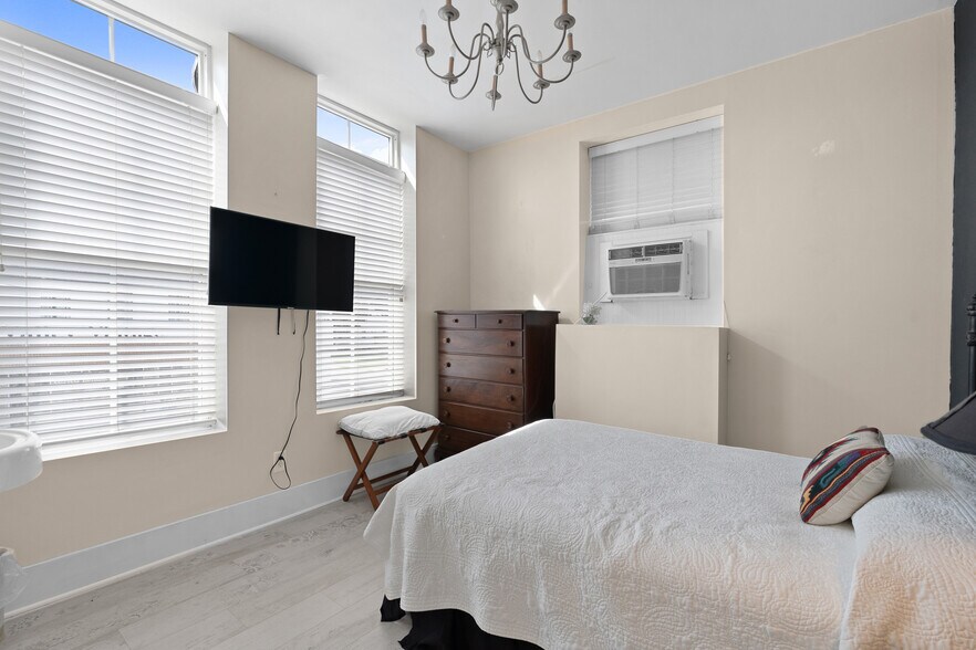 More Photos Of 108 Cumberland St E, Cowan Specialty For Sale