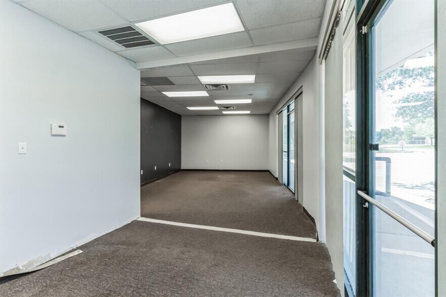 More Photos Of 425 Round Rock West Dr, Round Rock Light Distribution For Lease