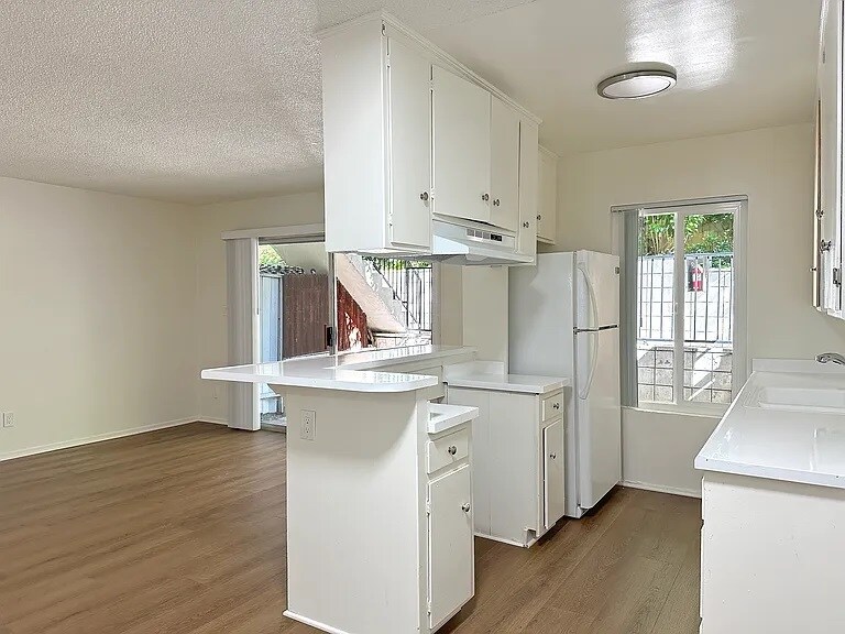 More Photos Of 2030 Holly Dr, Los Angeles Apartments For Sale