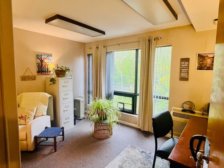 More Photos Of 567 Vauxhall St, Waterford Medical For Sale