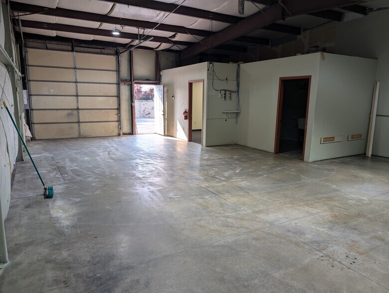 More Photos Of 246 SE Franklin, Redmond Warehouse For Lease