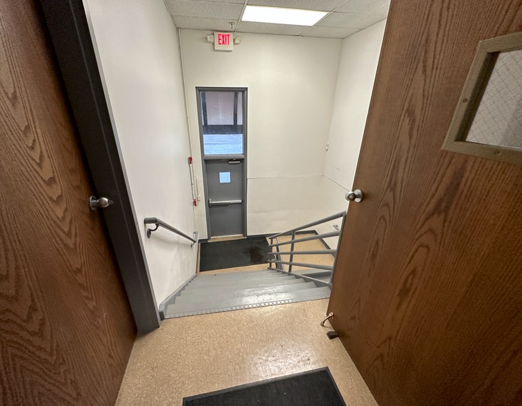 More Photos Of 4951 Dixie Hwy, Fairfield Showroom For Lease