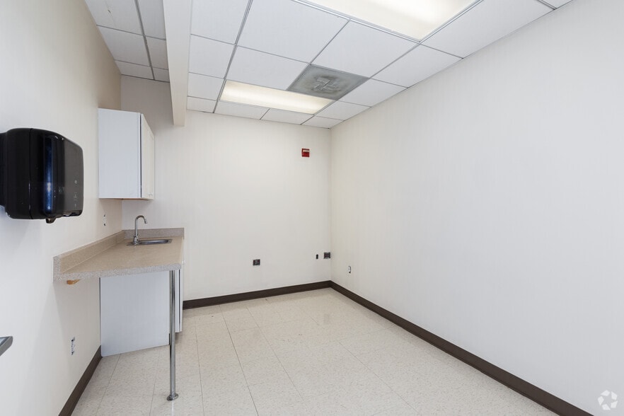 More Photos Of 6495 New Hampshire Ave, Hyattsville Unknown For Lease