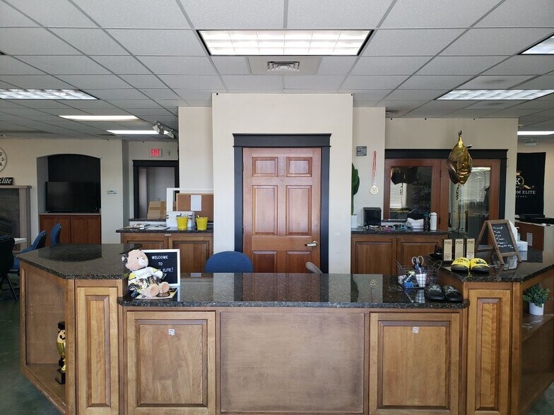 More Photos Of 2053 Laura St, Springfield Showroom For Lease