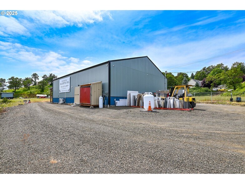 More Photos Of 161 Heritage Way, Roseburg Light Manufacturing For Sale