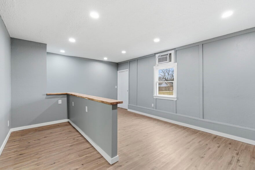 More Photos Of 1424 E Florida St, Springfield Light Manufacturing For Sale