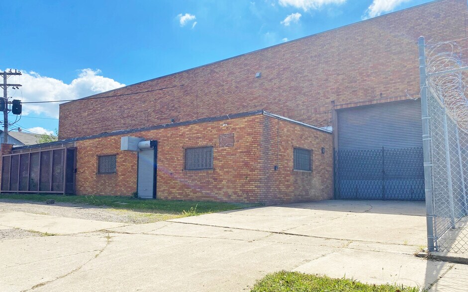 More Photos Of 8837 Lyndon St, Detroit Warehouse For Sale