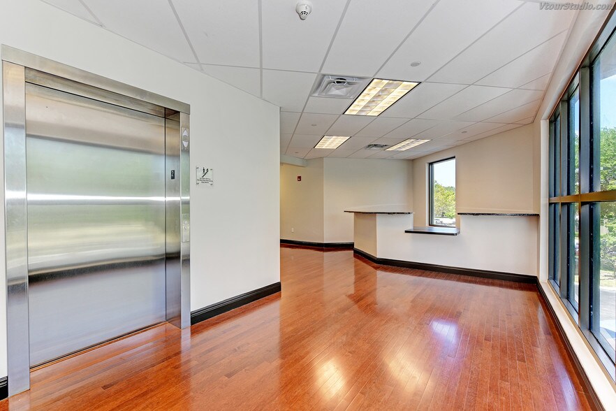 More Photos Of 435 Commercial Ct, Venice Medical For Lease
