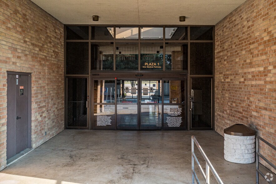 More Photos Of 1 Medical Pky, Farmers Branch Medical For Lease