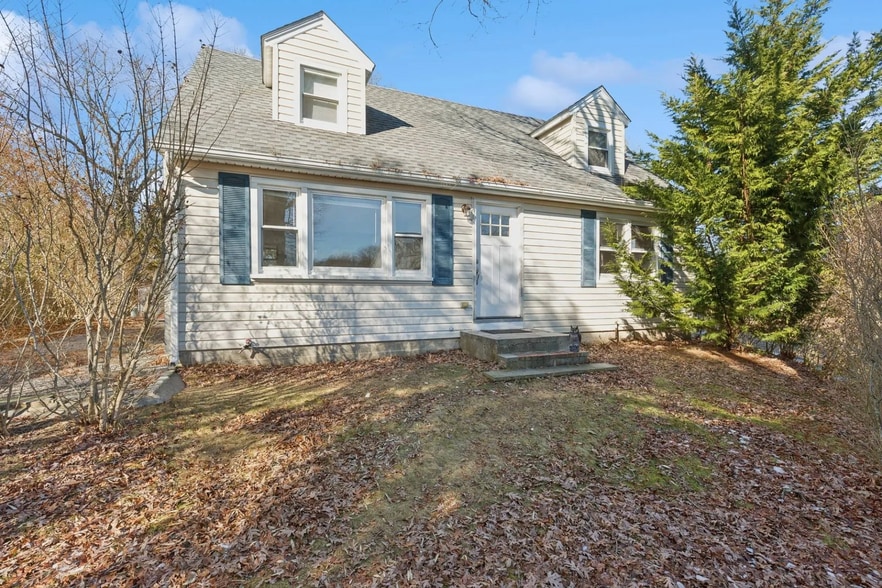More Photos Of 87 North Rd, Hampton Bays Storefront Retail Residential For Sale
