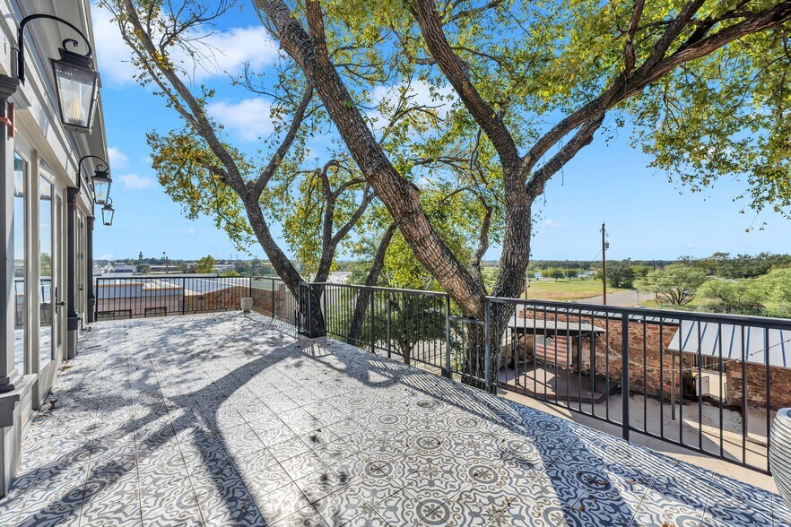 More Photos Of 601 Bessemer Ave, Llano Restaurant For Sale