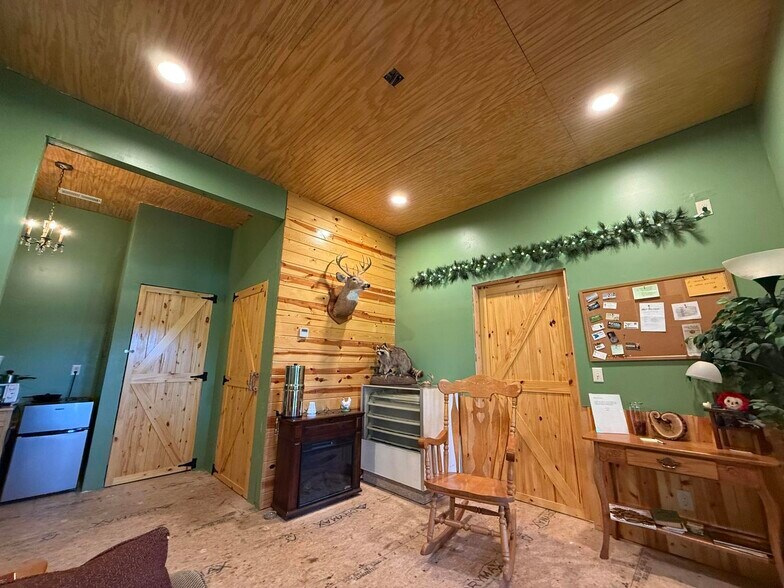 More Photos Of 401 N Busch Ave, Mountain Grove Office For Sale