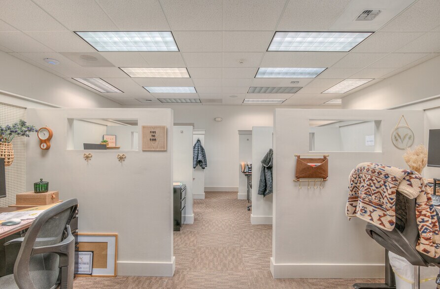 More Photos Of 2464 SW Glacier Pl, Redmond Office For Sale