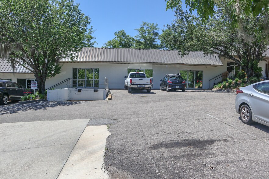 More Photos Of 3360 Raymond Diehl Bus Lane Rd, Tallahassee Showroom For Lease