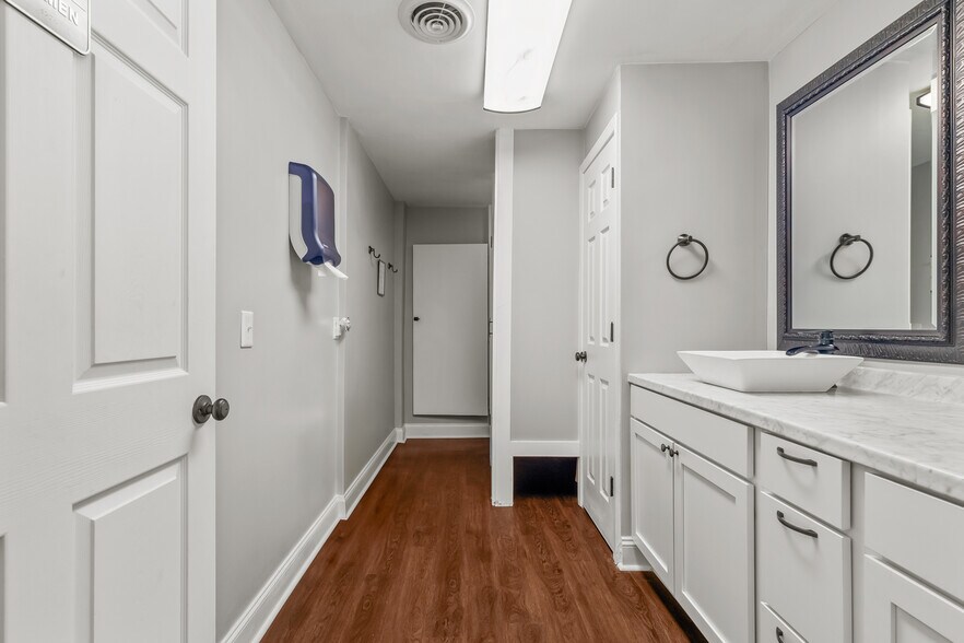 More Photos Of 1923 Lejeune Blvd, Jacksonville Office For Sale