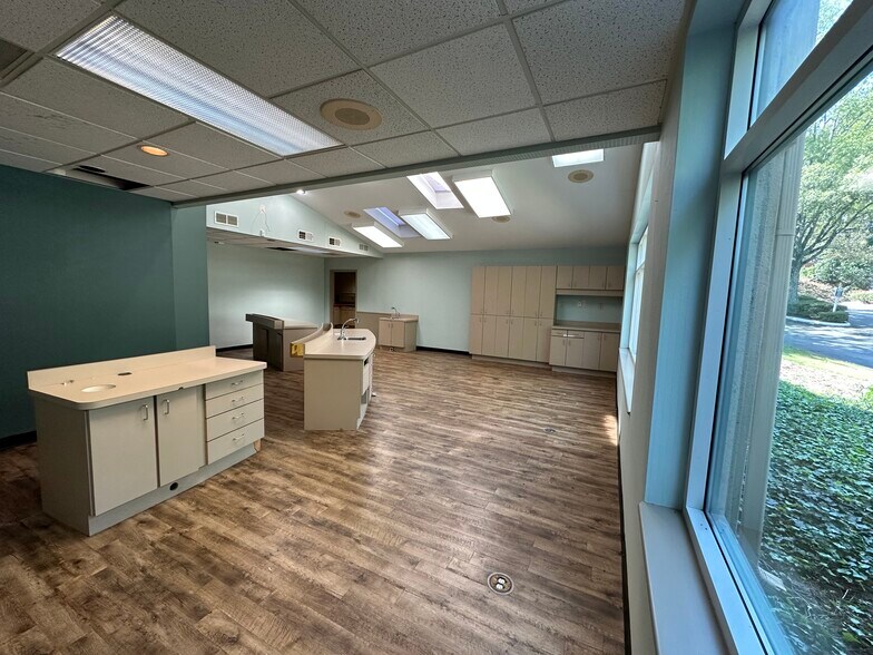 More Photos Of 810 Canton Rd, Marietta Medical For Lease