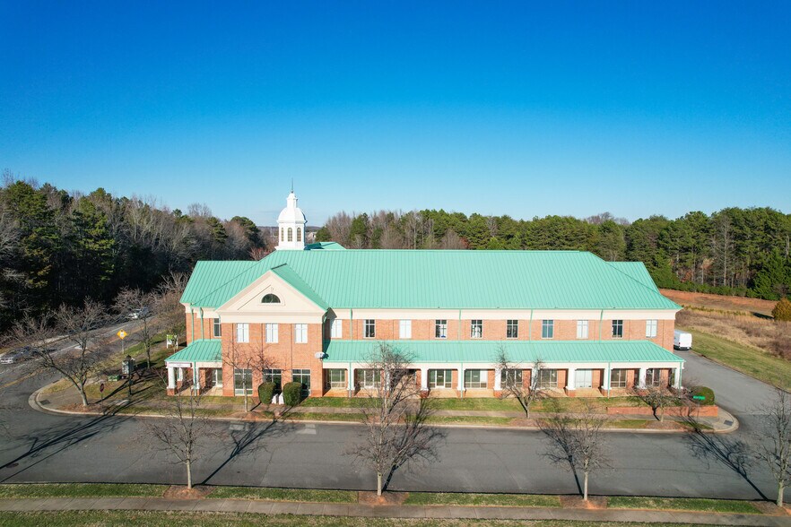 More Photos Of 15905 Brookway Dr, Huntersville Office For Lease
