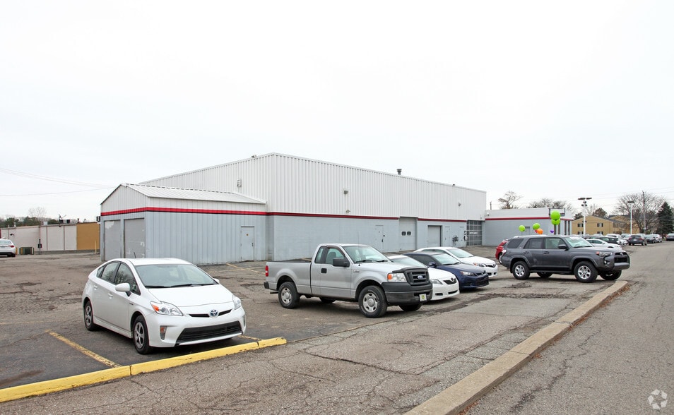 More Photos Of 35080 Grand River Ave, Farmington Auto Dealership For Lease