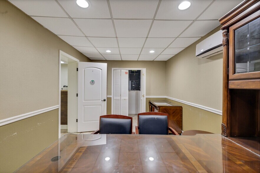 More Photos Of 4608 Norwood Ave, Jacksonville Office For Lease
