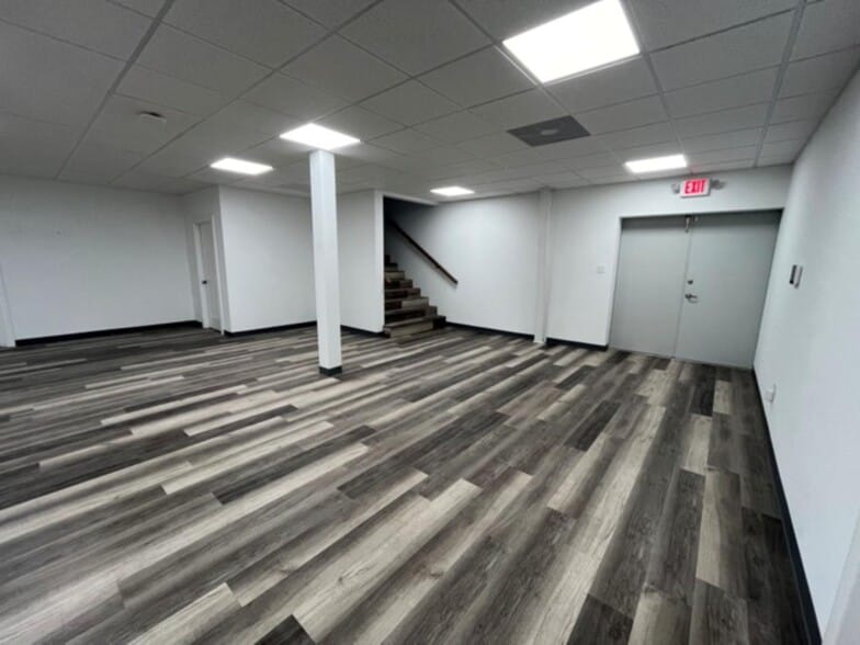 More Photos Of 11002 Sleepy Hollow Rd, Conroe Warehouse For Lease
