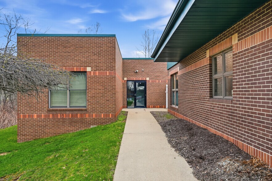 Primary Photo Of 2873 W Hardies Rd, Gibsonia Office For Lease