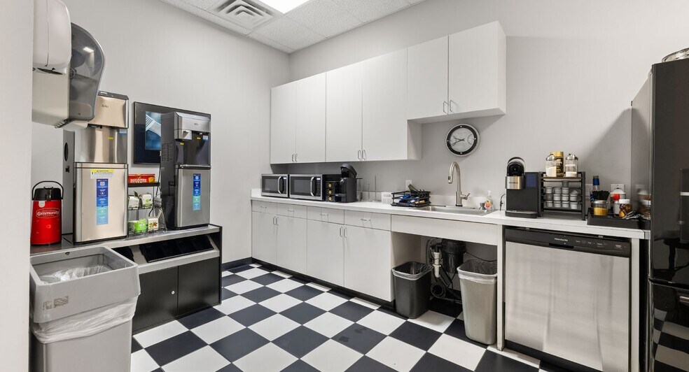 More Photos Of 12511 Emily Ct, Sugar Land Office For Sale