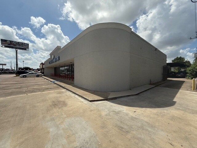 More Photos Of 12971 Westheimer Rd, Houston Freestanding For Lease