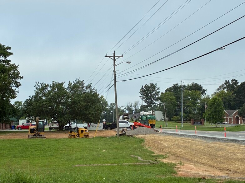More Photos Of 2904 US 31 W, White House General Retail For Lease