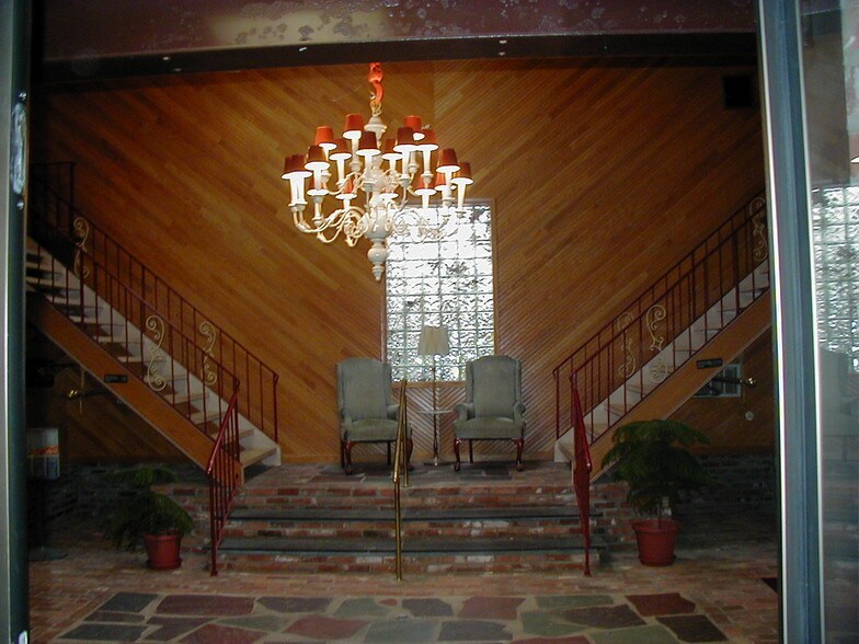 More Photos Of 418 3rd Ave, Ford City Light Distribution For Lease