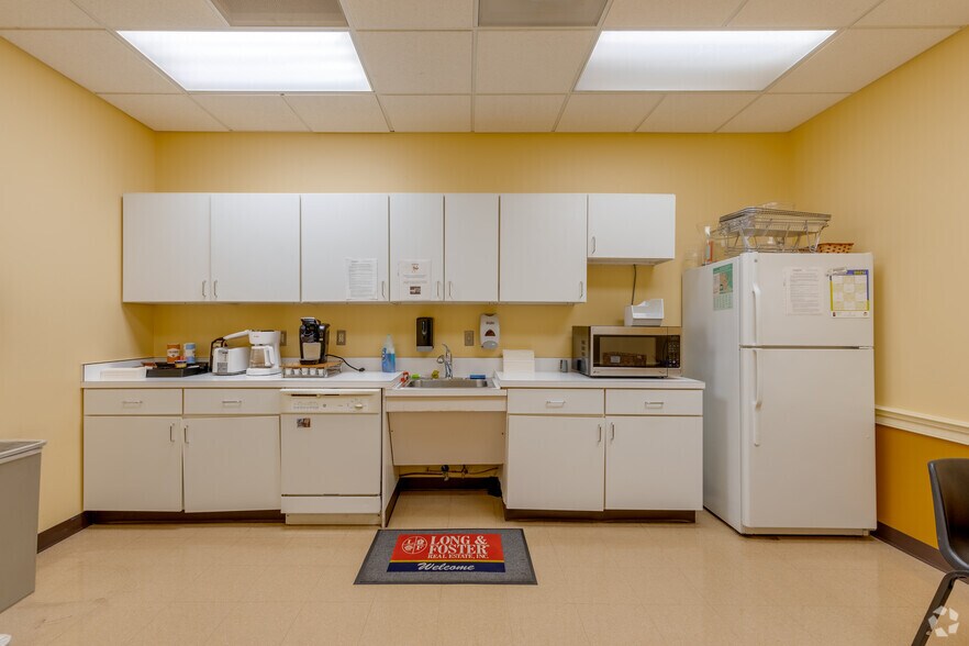 More Photos Of 13875 Hedgewood Dr, Woodbridge Medical For Lease