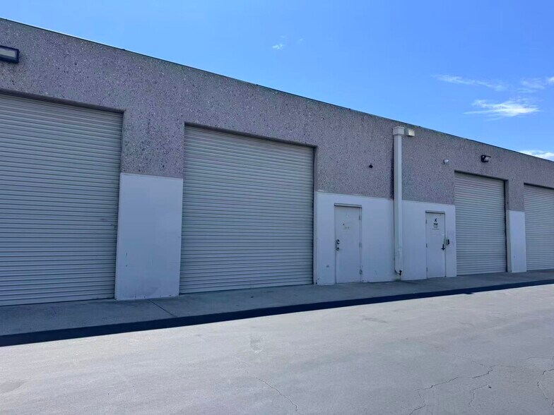 More Photos Of 555 W Lambert Rd, Brea Warehouse For Lease