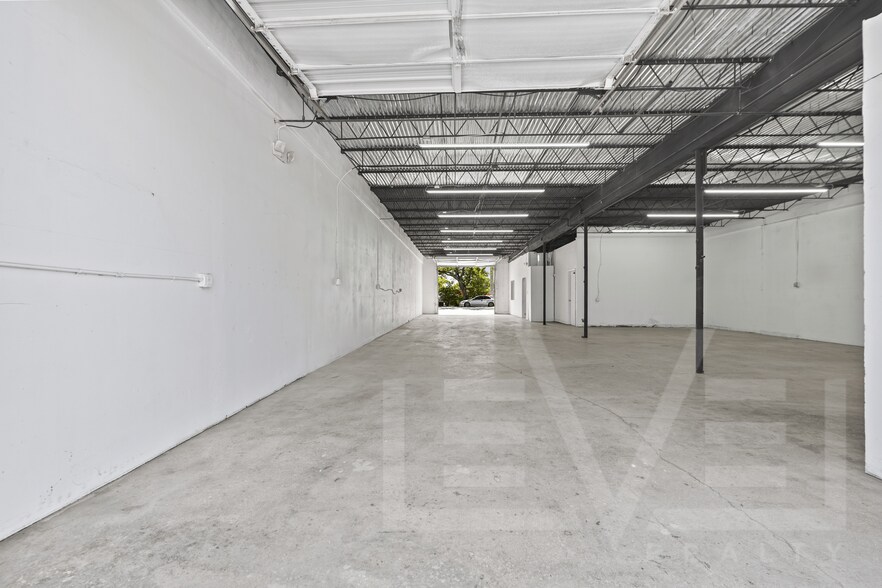 More Photos Of 3932 NE 5th Ave, Oakland Park Warehouse For Lease
