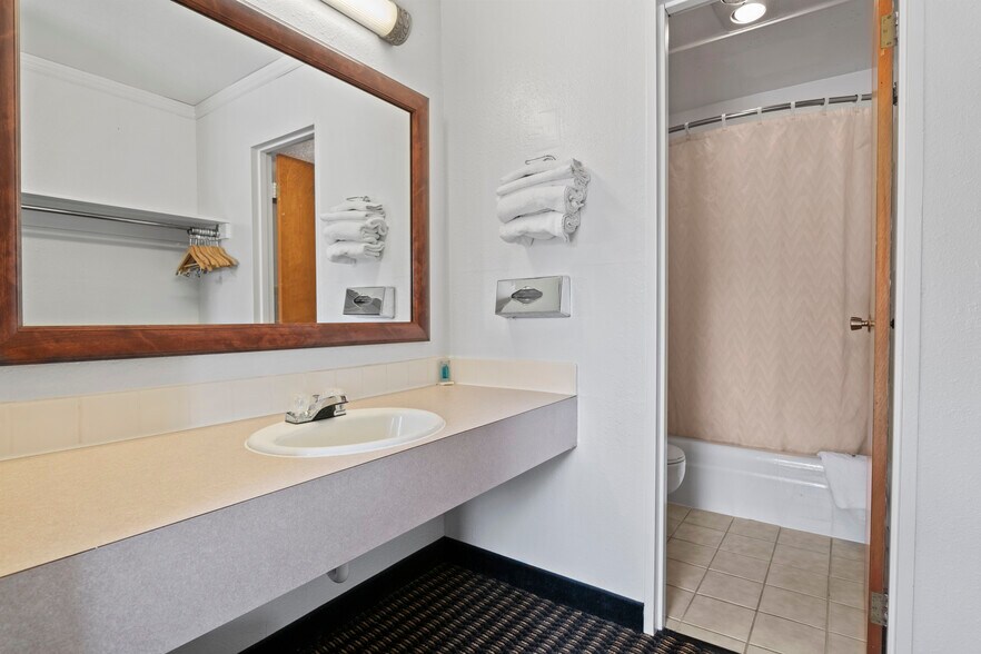 More Photos Of 700 Colorado Ave, Stratton Hotel For Sale