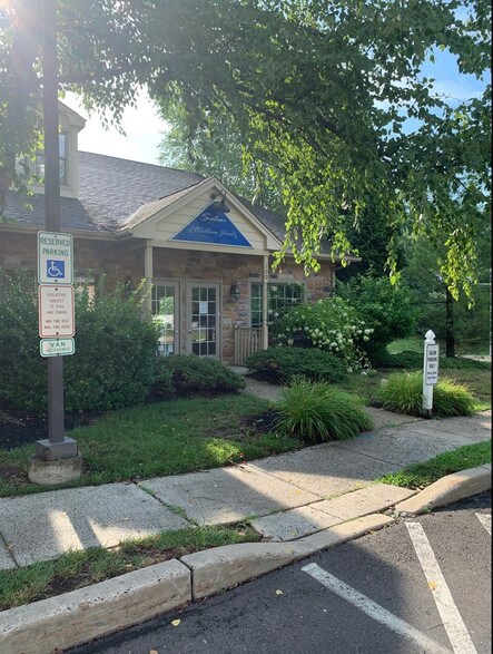 More Photos Of 385 Oxford Valley Rd, Yardley Freestanding For Lease