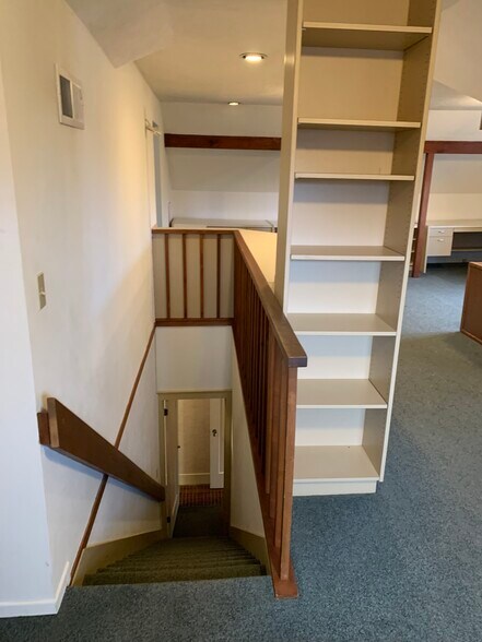 More Photos Of 980 Market St NE, Salem Office For Sale