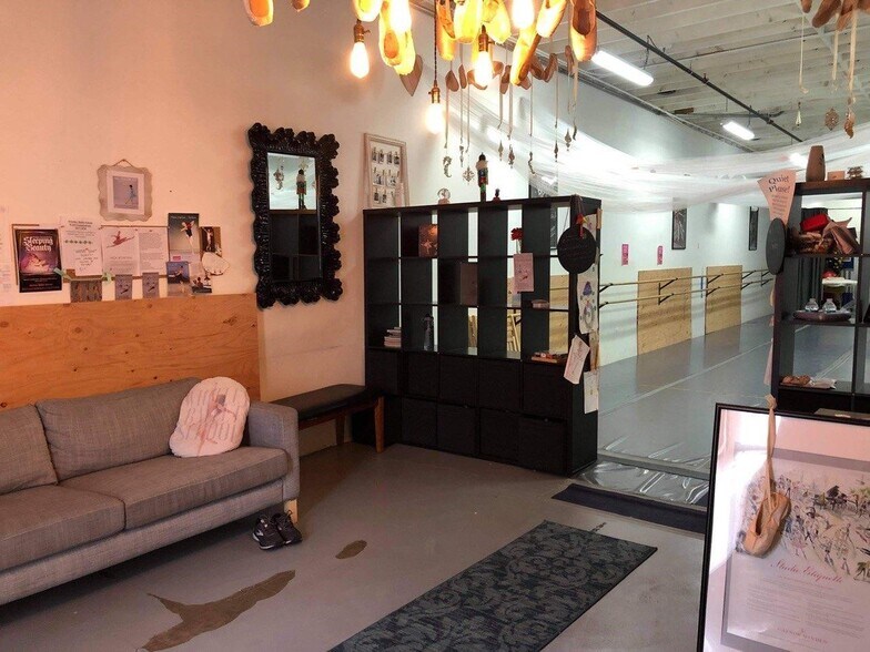 More Photos Of 550 N Fair Oaks Ave, Pasadena Storefront Retail Office For Lease