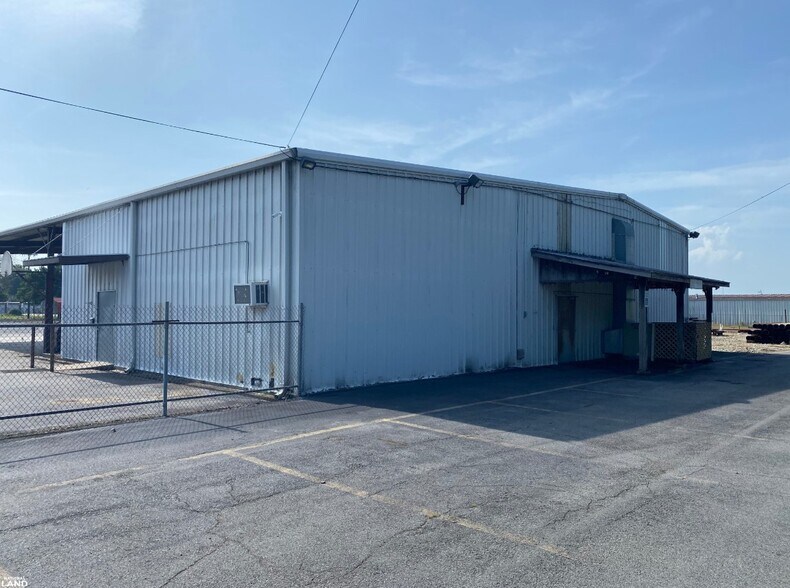 More Photos Of 1701 S Timber St, Stuttgart Office Residential For Sale