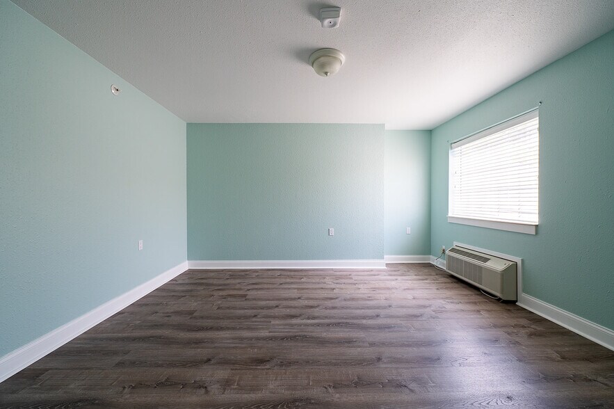 More Photos Of 461 Munson Ave, Traverse City Hotel For Sale